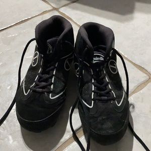 Used Louisville slugger black/whi baseball cleats